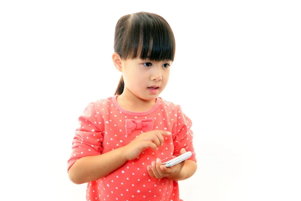 幸せな女の子の携帯電話を保持しています。 — ストック写真