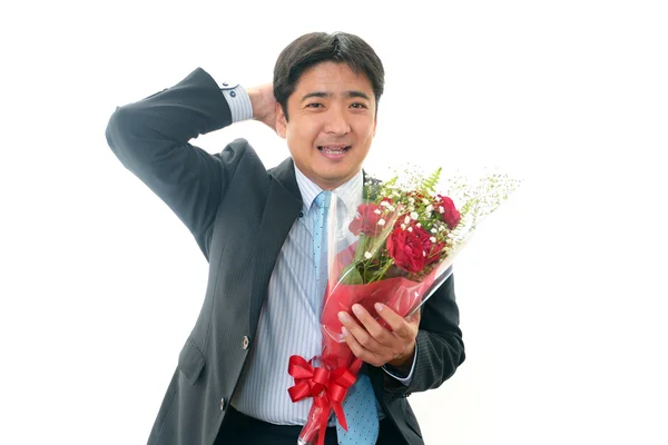 Lächelnder asiatischer Geschäftsmann mit einem Strauß — Stockfoto