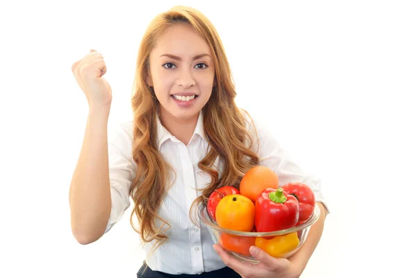 Усміхнена жінка тримає овочі — стокове фото