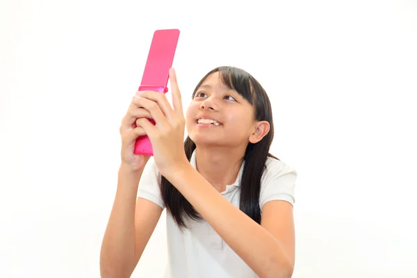 Menina feliz segurando telefone celular — Fotografia de Stock