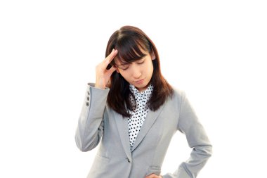 baş ağrısı olan genç bir kadın