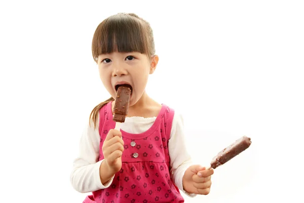 Mutlu bir çocukluk tatlılar yemek — Stok fotoğraf