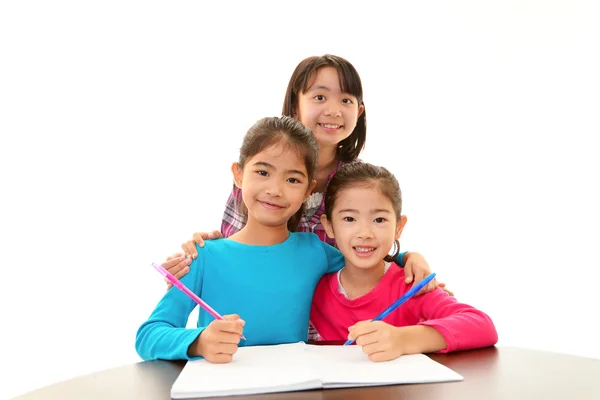 Ragazze felici che studiano alla scrivania — Foto Stock