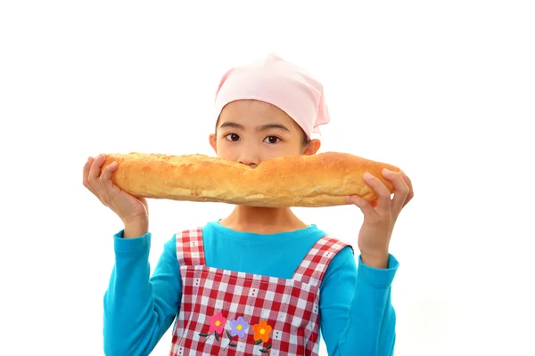 Chica sosteniendo un pan — Foto de Stock