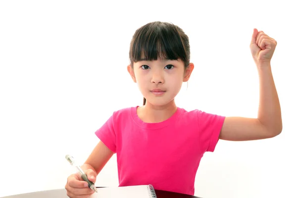 Gelukkig meisje studeren aan de balie — Stockfoto