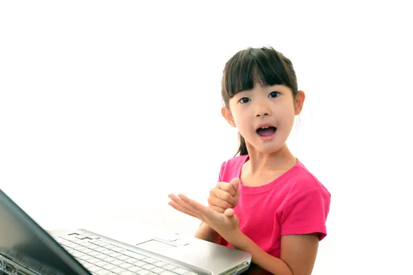 Усміхнена дівчина використовує ноутбук — стокове фото