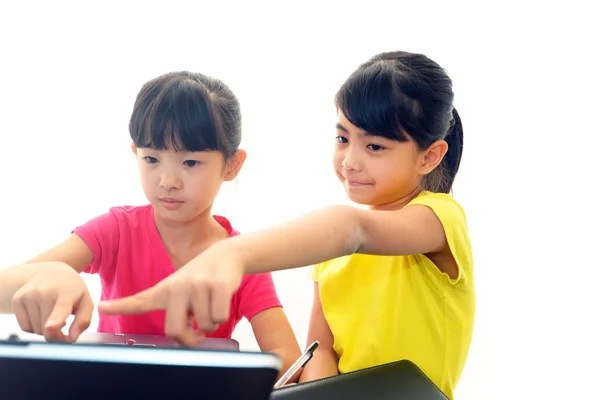 Χαμογελαστά κορίτσια χρησιμοποιώντας ένα φορητό υπολογιστή — Φωτογραφία Αρχείου