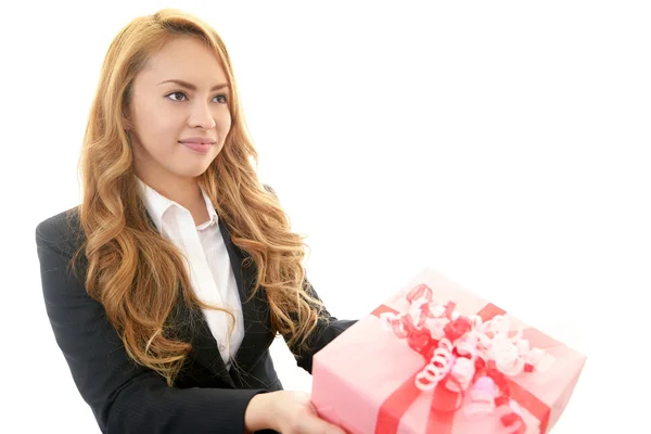 Lächelnde Frau mit einem Geschenk — Stockfoto