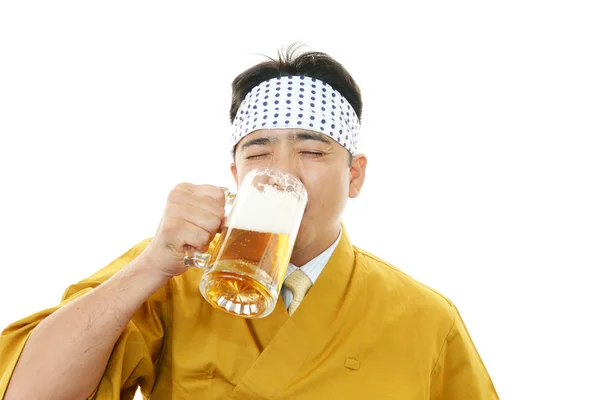 Sushi-Koch mit Bierkrug — Stockfoto