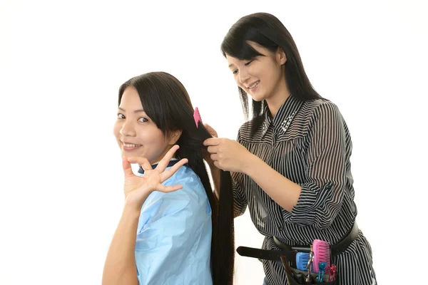 Портрет азиатского парикмахера с клиентом — стоковое фото