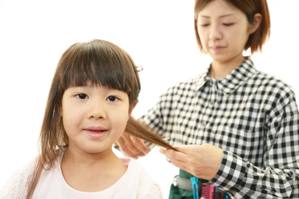 Menina corte de cabelo no salão de cabeleireiro — Fotografia de Stock