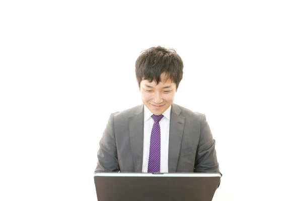 Бизнесмен, работающий на ноутбуке — стоковое фото