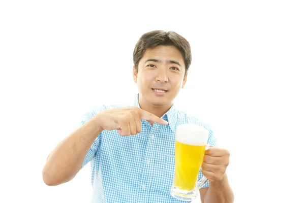 Mann trinkt Bier — Stockfoto