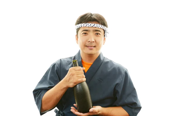 Chef sushi avec une bouteille de saké — Photo