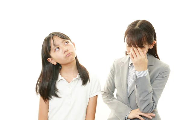 Depressive Lehrerin mit Mädchen — Stockfoto