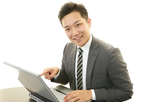 Hombre de negocios usando portátil — Foto de Stock