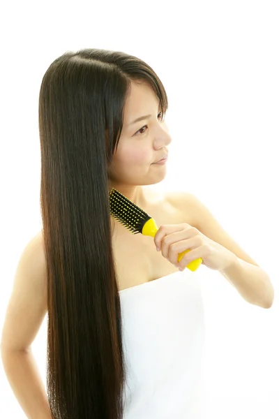 Bella donna spazzolando i capelli — Foto Stock