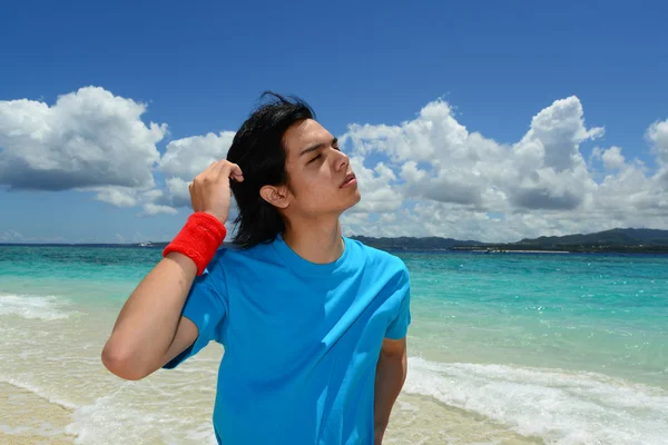 해변에서 젊은 남자 — 스톡 사진