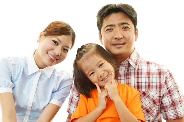 Glückliche Familie lächelt zusammen — Stockfoto