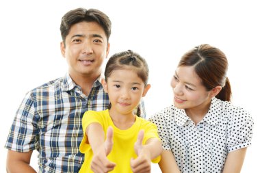 mutlu bir aile birlikte gülümseyen