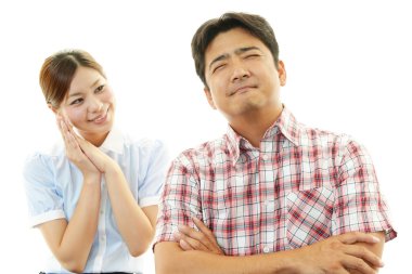 erkek ve kadın gülümsüyor