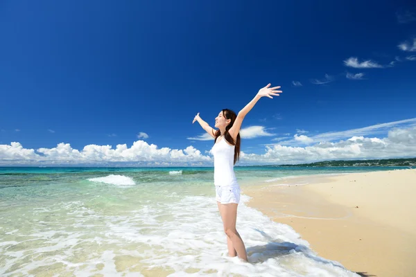 Le donne hanno un tratto sulla spiaggia . — Foto Stock