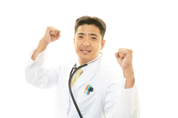 Lächelnder asiatischer Arzt — Stockfoto