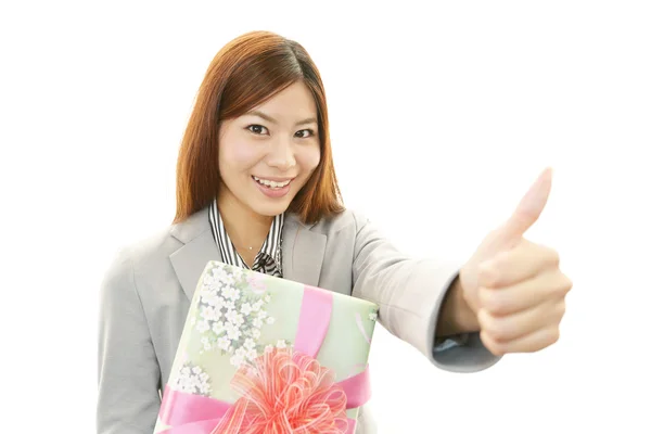 Donna sorridente con un regalo — Foto Stock