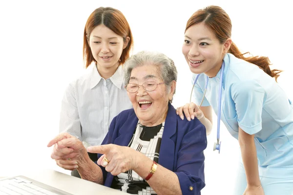 Senior vrouw met medisch personeel — Stockfoto