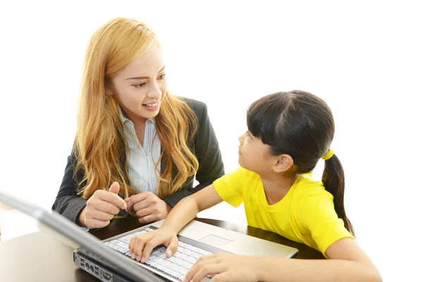 老师与学习的女孩. — 图库照片