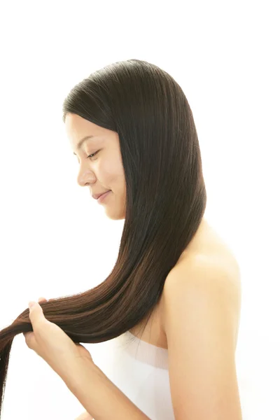 Женщина заботится о своих волосах — стоковое фото