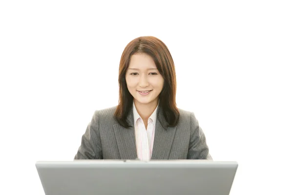 Sorrindo mulher de negócios usando laptop — Fotografia de Stock