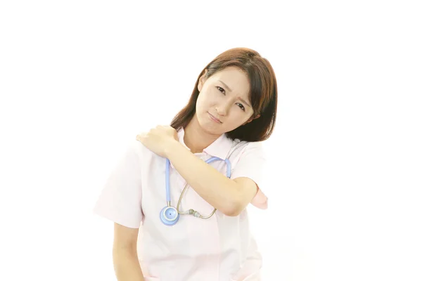 Enfermeira com dor no ombro . — Fotografia de Stock