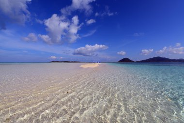 Mavi gökyüzü ve berrak Denizi