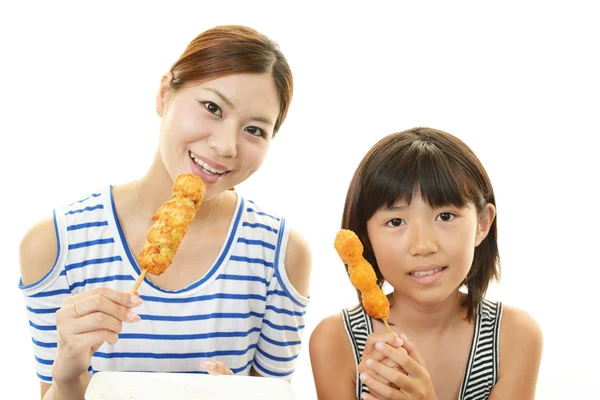 Kind mit Mutter beim Essen — Stockfoto