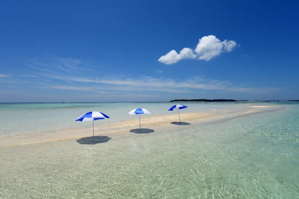 Linda praia no verão — Fotografia de Stock