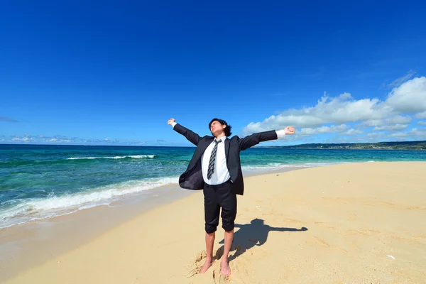 Человек, который расслабляется на пляже. — стоковое фото