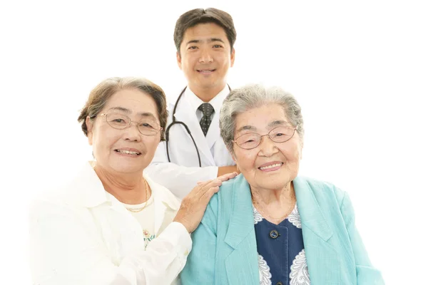 Leende asiatisk läkare och äldre kvinnor — Stockfoto