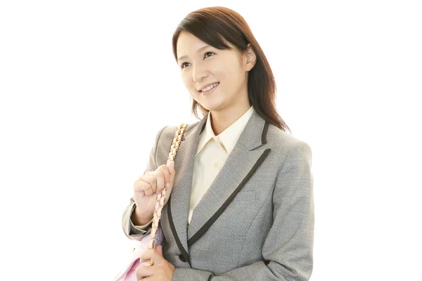 Usměvavá mladá žena držící taška přes rameno — Stock fotografie
