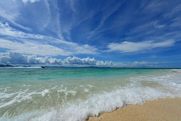 Prachtig strand in de zomer — Stockfoto