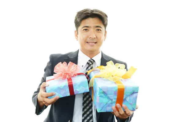 Freudiger Mann mit Geschenken — Stockfoto