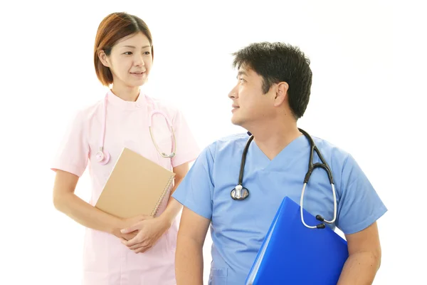 Médico asiático e enfermeira — Fotografia de Stock