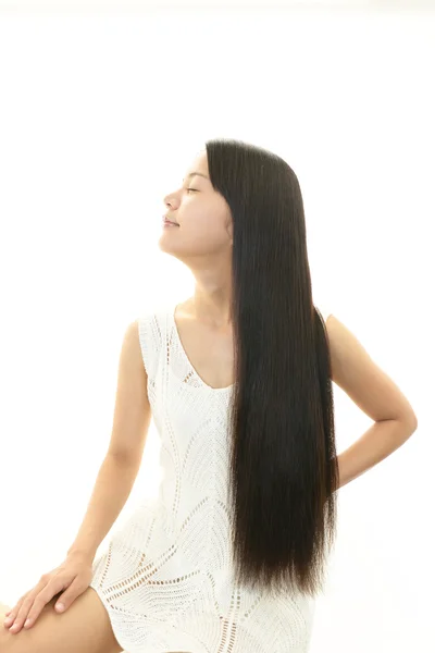 Молодая женщина с красивыми волосами — стоковое фото