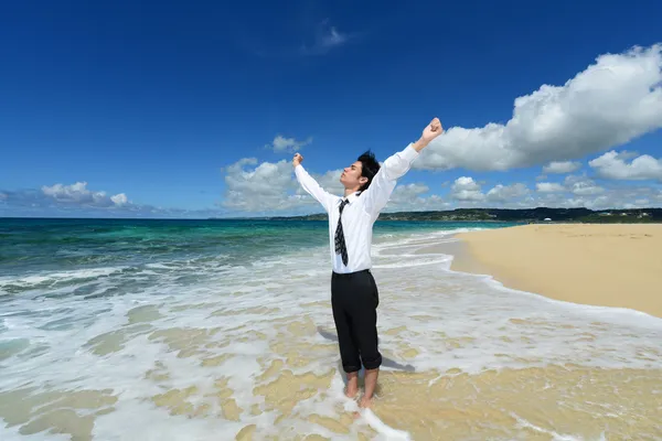 The man who relaxes on the beach. — Stock Photo, Image