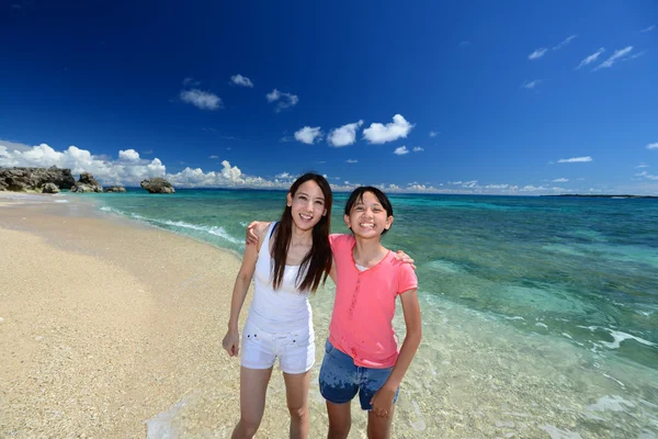 Eltern und Kind zum Entspannen am Strand — Stockfoto