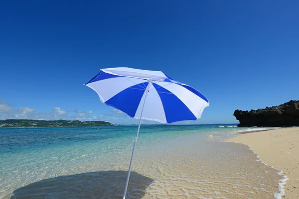 Prachtig strand in de zomer — Stockfoto