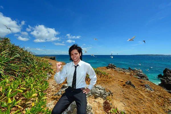 L'homme qui se détend sur la plage. — Photo