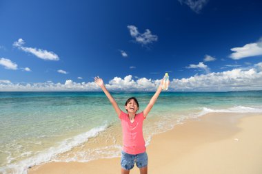 Kız güneşin tadını çıkarın