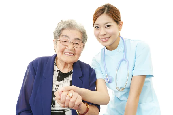 Souriant asiatique médecin et femme âgée — Photo