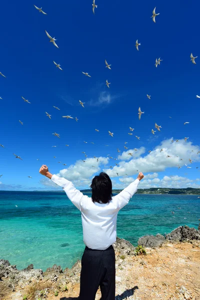 De man die zich ontspant op het strand. — Stockfoto